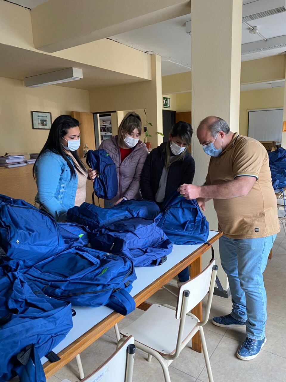 Se entregaron mochilas técnicas para estudiantes de segundo año de Enfermería en Tres Arroyos