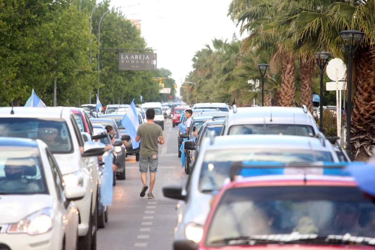 Una multitud salió a las calles de San Rafael para rechazar la legalización del aborto. 