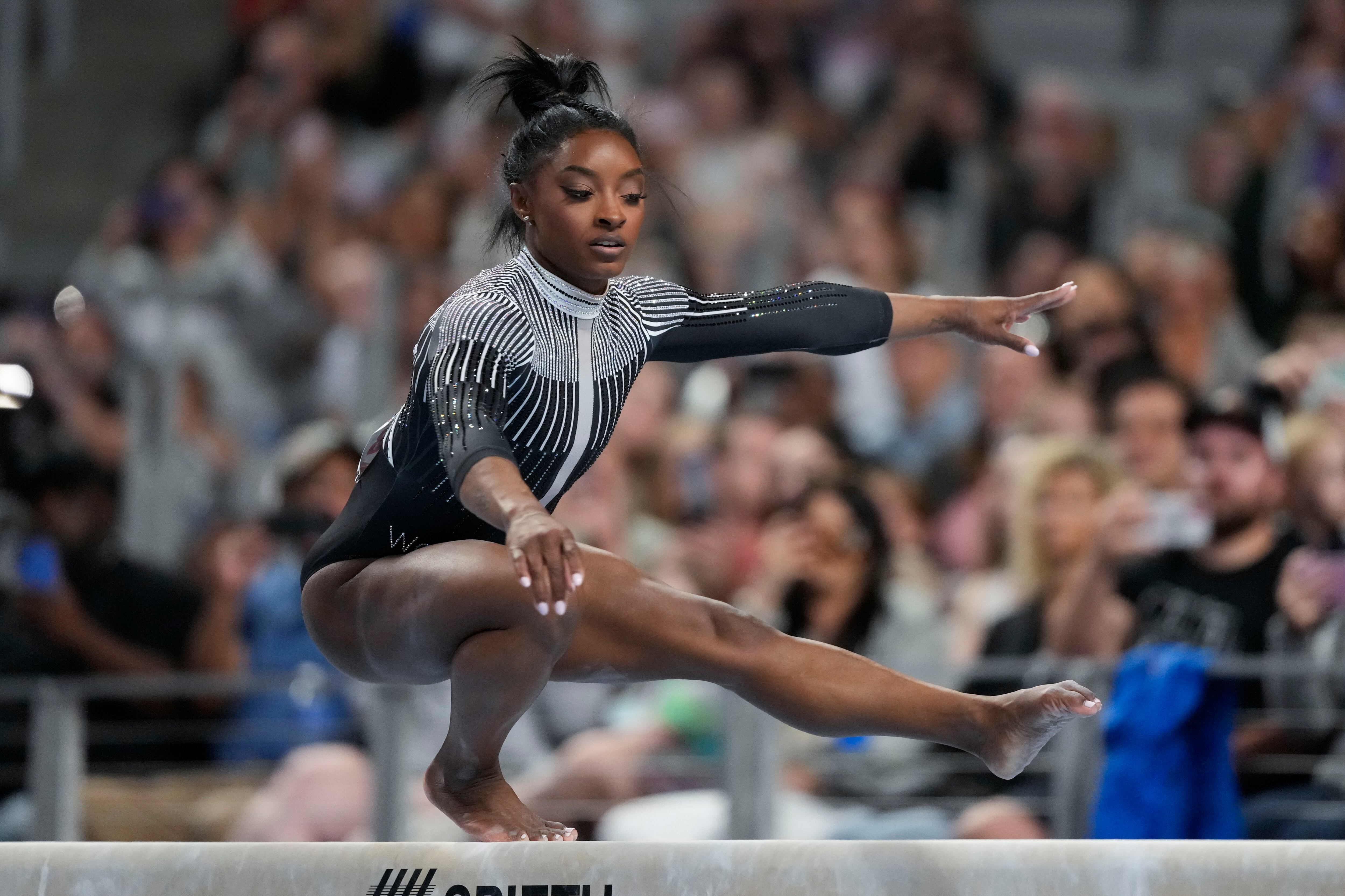 ARCHIVO - Simone Biles compiten en la viga en el campeonato nacional de gimnasia de Estados Unidos, el viernes 31 de mayo de 2024, en Fort Worth, Texas. (AP Foto/Jim Cowsert)