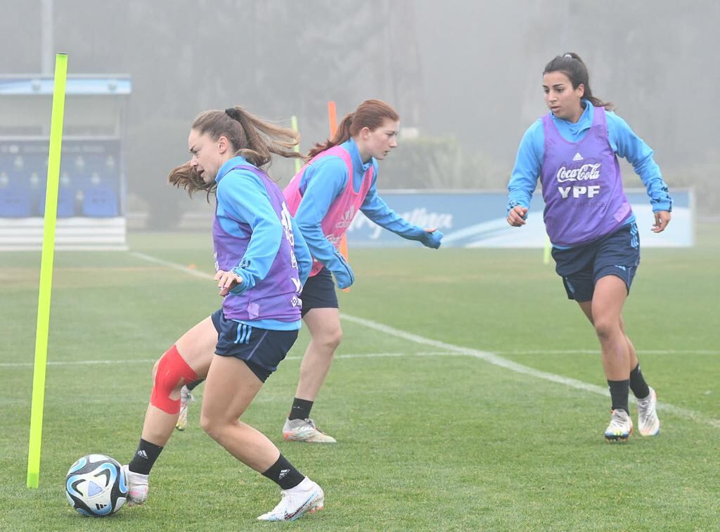 Banini en la Selección de cara al Mundial, junto a otra mendocina, Cati Roggerone.