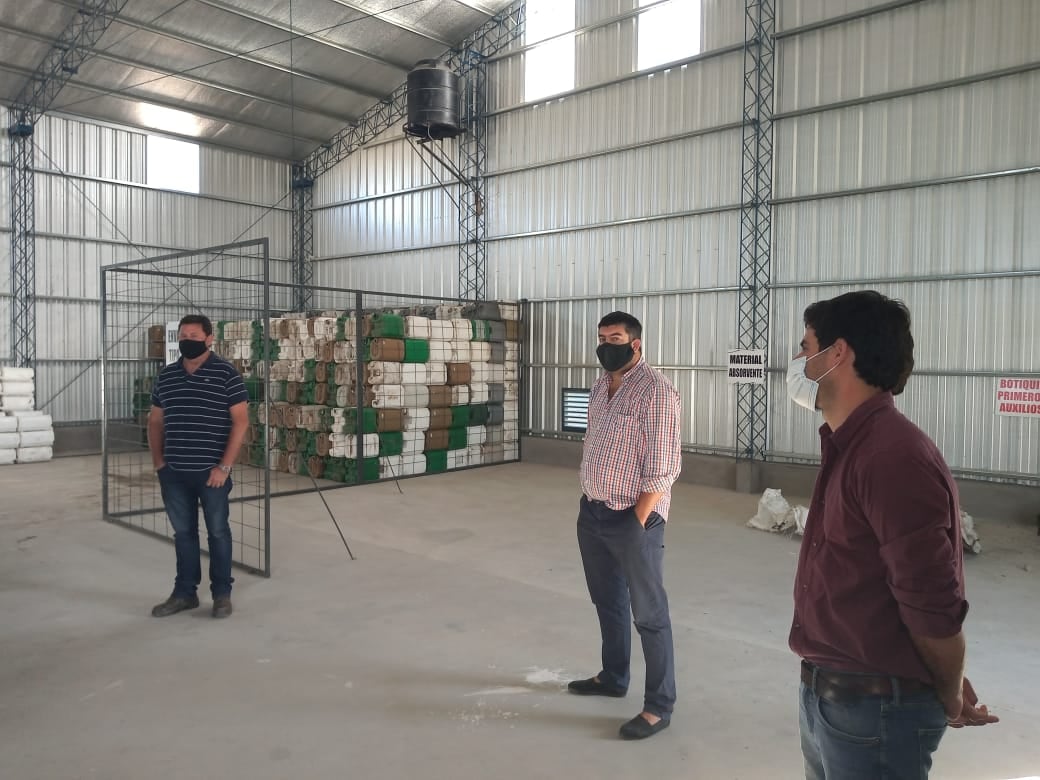 El Subsecretario de Desarrollo Agrario y Calidad Agroalimentaria  de la Provincia de Buenos Aires, Lic. Cristian Amarilla y Edgardo Gundfeld, Director de Innovación Productiva, visitaron el Centro de Acopio Transitorio.