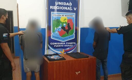 Dos jóvenes fueron detenidos tras robar y comercializar prendas de vestir.