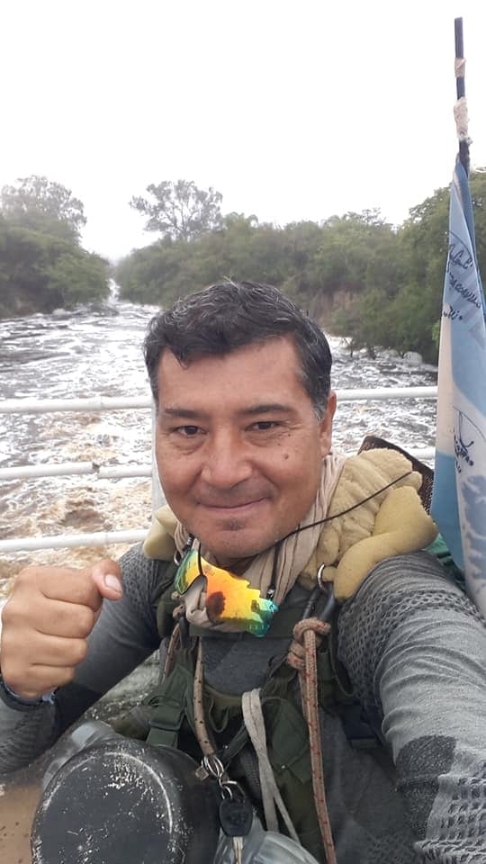 Néstor Ariel recorrió 1.500 a pie llevando la bandera argentina para homenajear a los héroes de Malvinas.