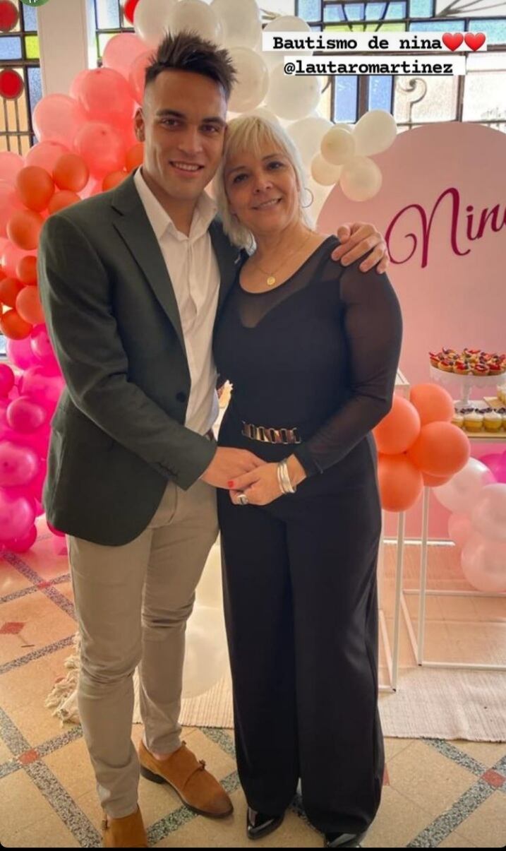 Lautaro Martínez junto a su mamá Carina, durante el festejo del bautismo de Nina.