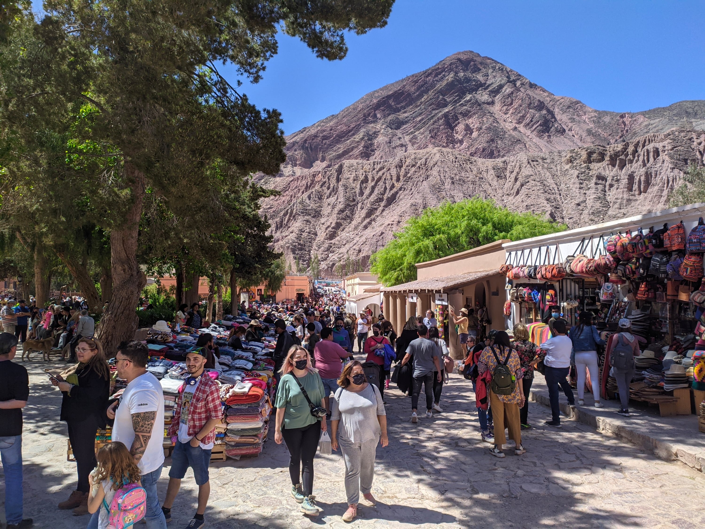 Un estupendo fin de semana largo disfruta el turismo que visita Purmamarca y toda la Quebrada de Humahuaca, en Jujuy.