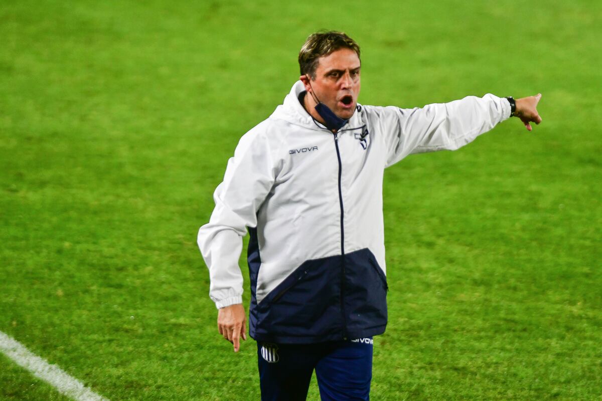 Ángel Hoyos y los saldos de su debut como DT de Talleres