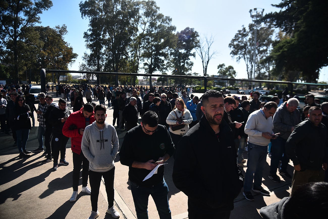 Hinchas de Belgrano retiran entradas para el partido ante Brown en San Nicolas en las boleterias del dino Foto: (Pedro Castillo / La Voz)