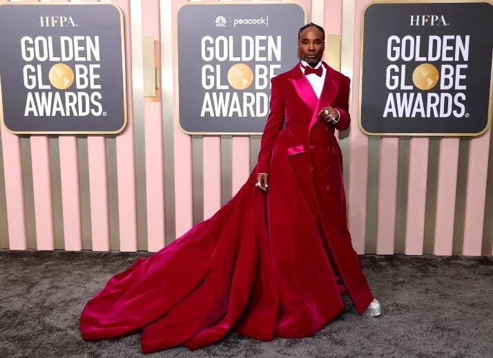 Excéntrico, Billy Porter eligió un tapado largo, con cuello esmoquin y gran cola, en terciopelo rojo con detalles fucsias.