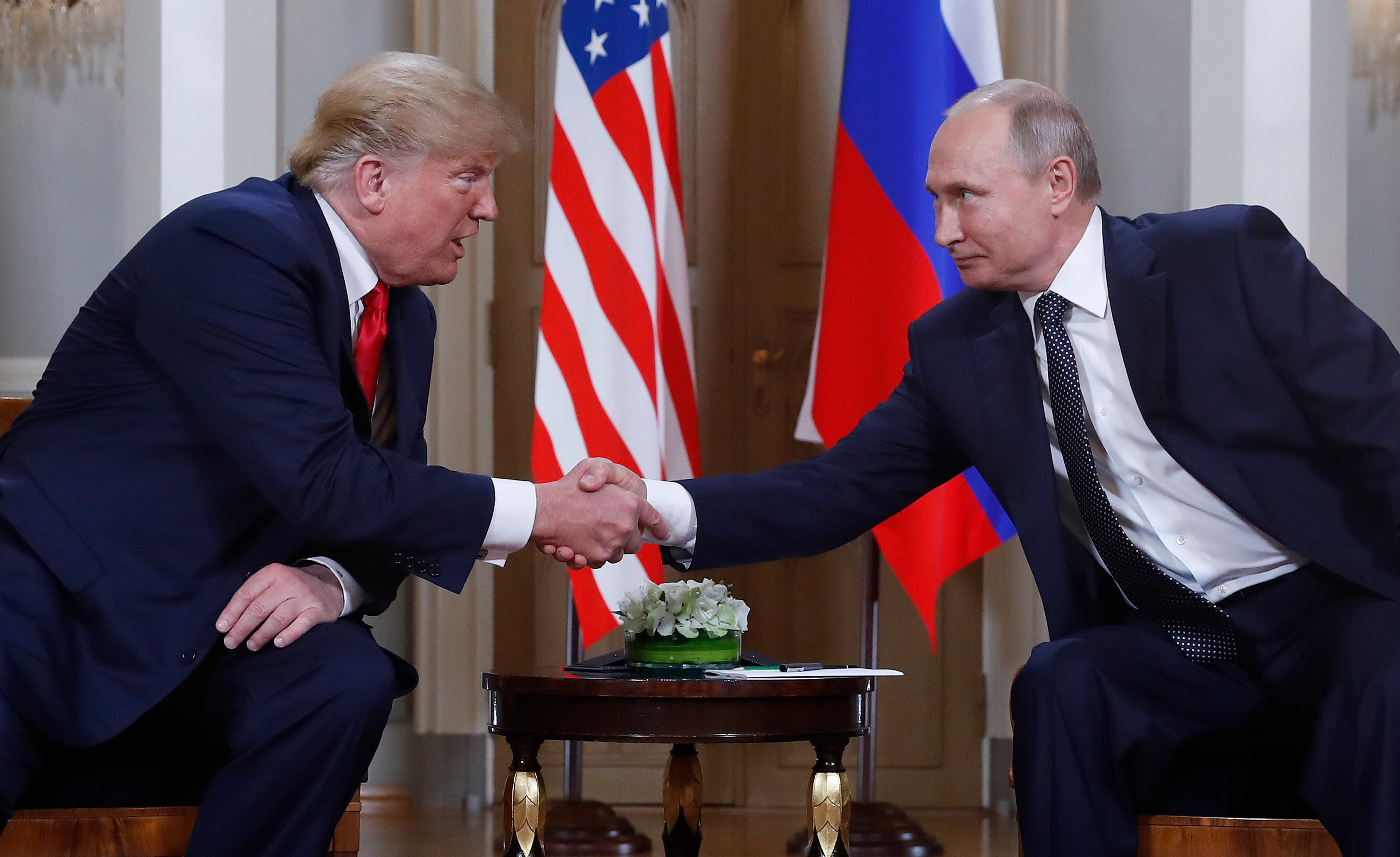 ARCHIVO - El presidente estadounidense Donald Trump (izquierda) y su homólogo ruso, Vladímir Putin (derecha), se dan la mano al inicio de una reunión bilateral el 16 de julio de 2018, en el palacio presidencial de Helsinki, Finlandia. (Foto AP/Pablo Martínez Monsivais, Archivo)