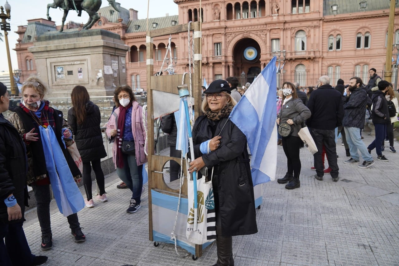 Manifestantes salieron a la calle a protestar en contra del Gobierno Nacional. (Foto: Federico López Claro, Clarín)