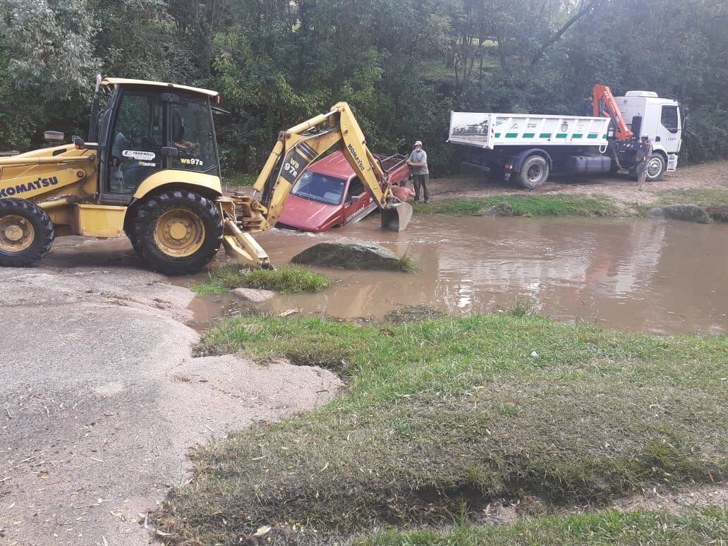 Personal y vehículos pertenecientes a la flota municipal, trabajando en el lugar.