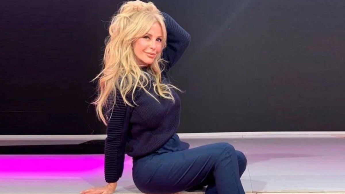 Graciela Alfano posó con un vestido de aberturas primaveral y quedó al borde de la censura