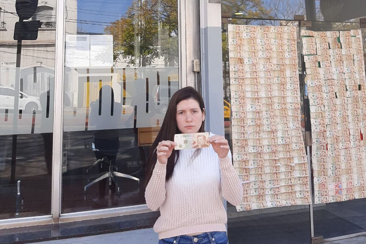 Para graficar la devaluación, empapeló la entrada al Banco Nación de Córdoba con billetes de 10 pesos