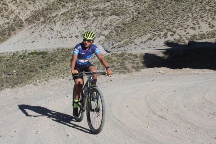 La joven ciclista rifa su caballo para poder seguir compitiendo.