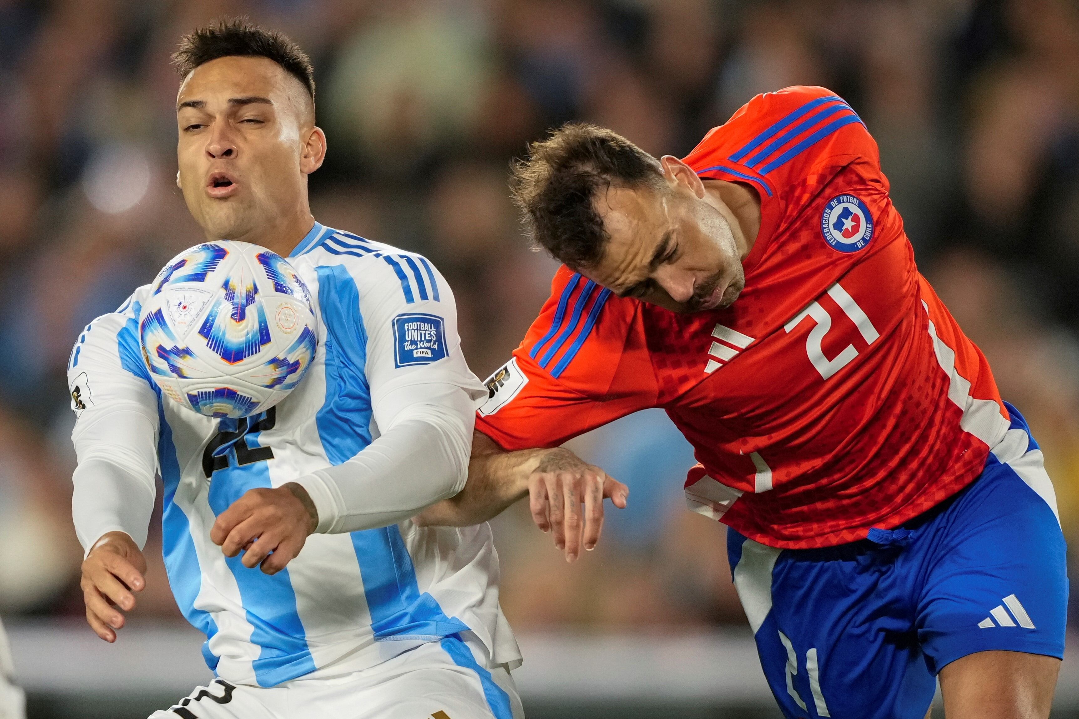 Argentina y Chile, por eliminatorias para el Mundial 2026. Lautaro Martínez ante Catalán, el defensor de Talleres. (AP)