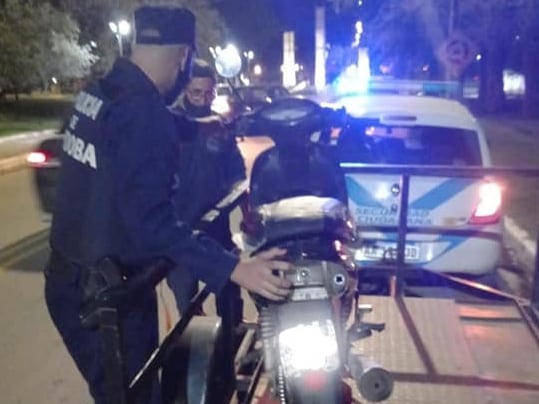 En uno de los controles al conductor de una motocicleta en Malagueño, durante el último fin de semana.