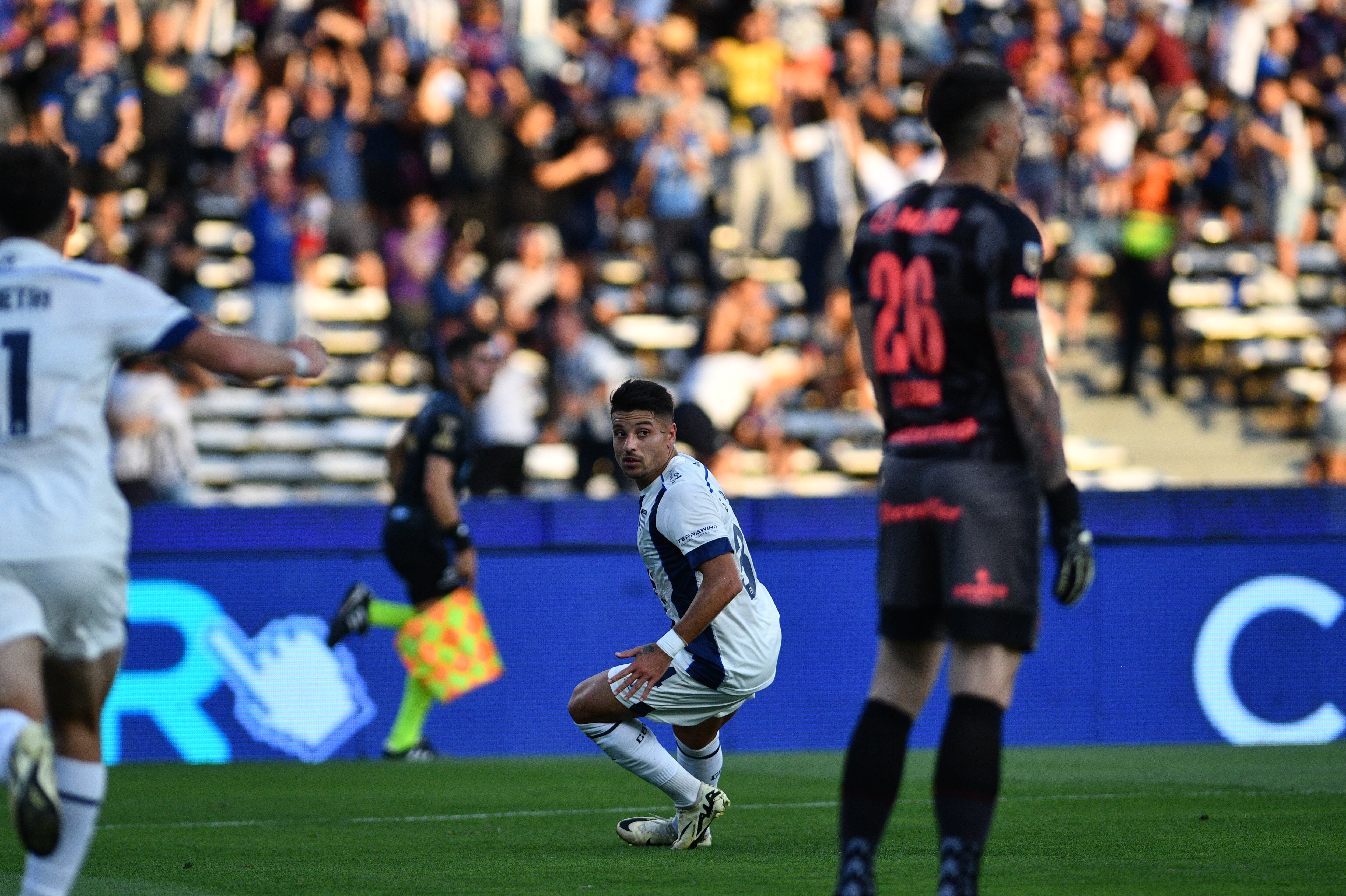 Palacios, delantero de Talleres, ante Lanús. (Pedro Castillo / La Voz)