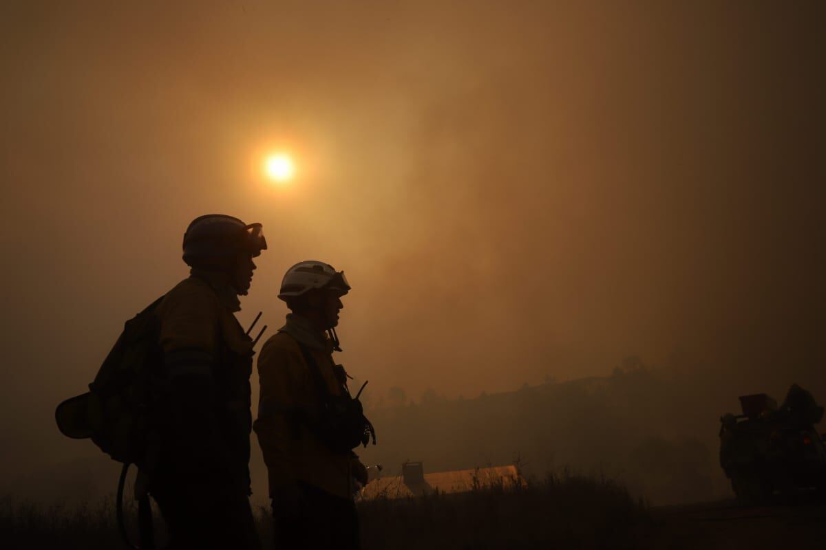 Dos bomberos voluntarios en uno de los incendios de estas semanas en Córdoba. (La Voz)