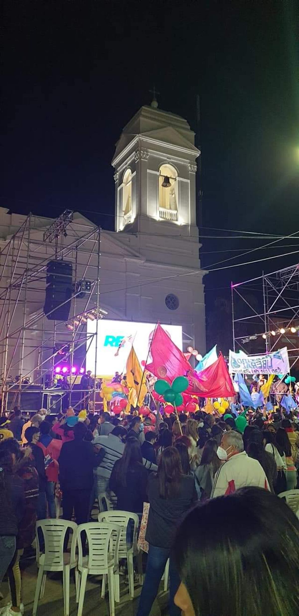 Polémica en Corrientes por el uso de iglesia y escuelas en la campaña electoral.