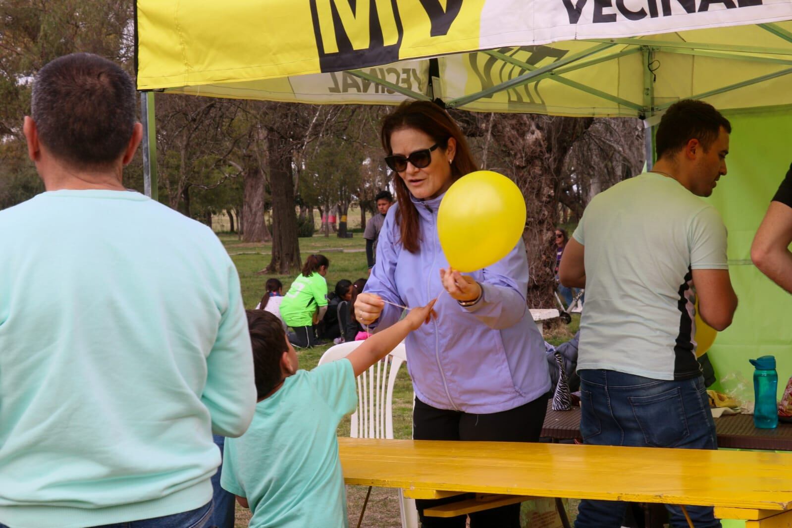 Candidatos vecinalistas en los festejos de la primavera del Parque Cabañas