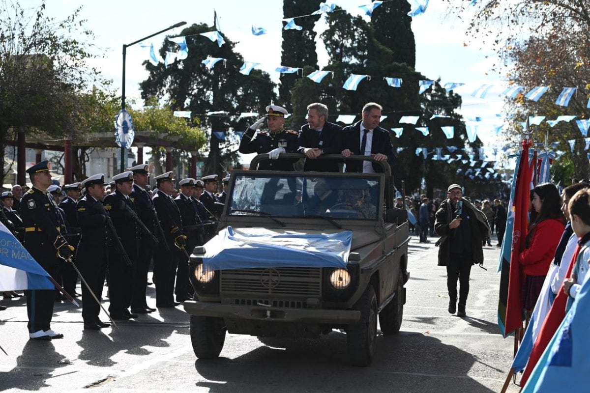 Intendente Mauricio Davico y Rogelio Frigerio en costanera de Gualeguaychú por el Día de la Independencia.