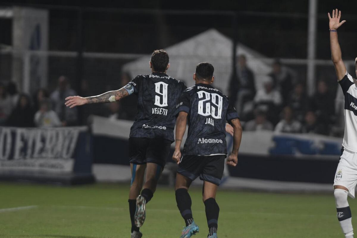 Belgrano extendió su racha con el triunfo sobre Gimnasia en La Plata, y se acomoda arriba