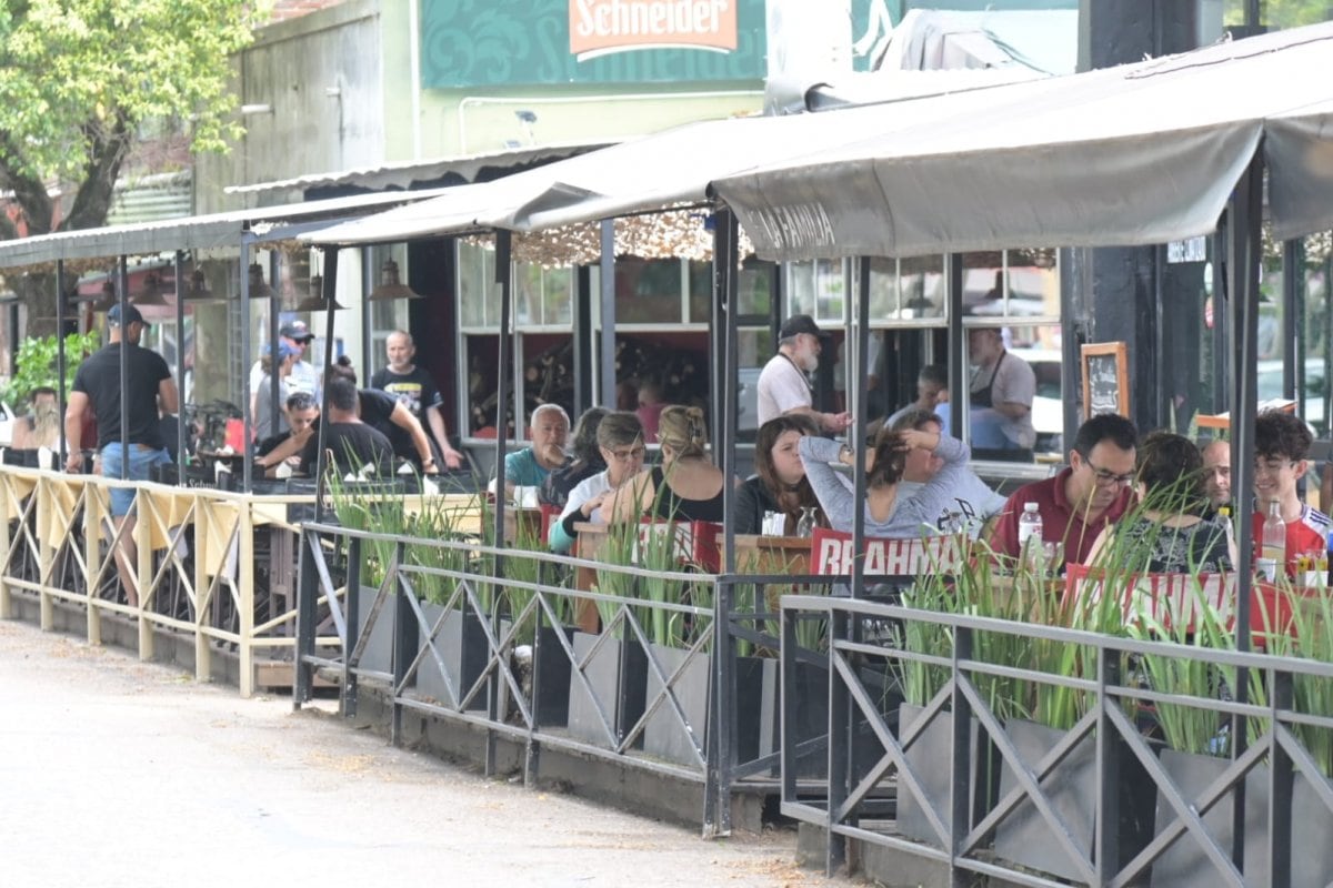 Turistas en costanera de Gualeguaychú