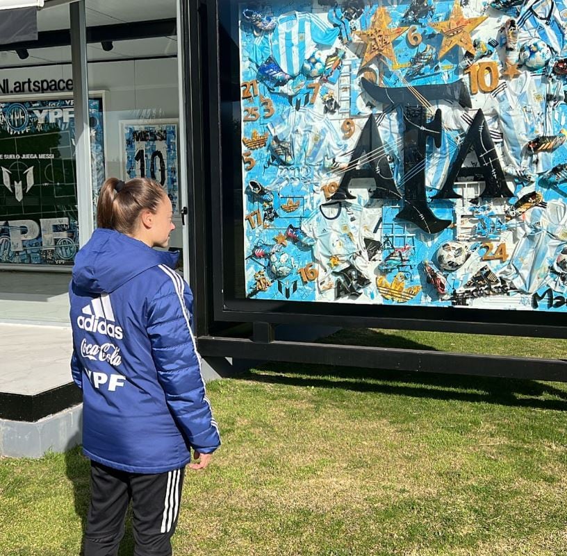 Estefanía Banini, frente a las camisetas de los Campeones del Mundo, en AFA.