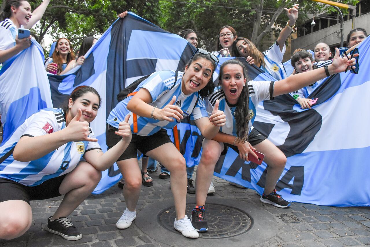 El centro de Mendoza se vistio de celeste y blanco para festejas el 2 a 0 de Argentinas  vs Mexico.