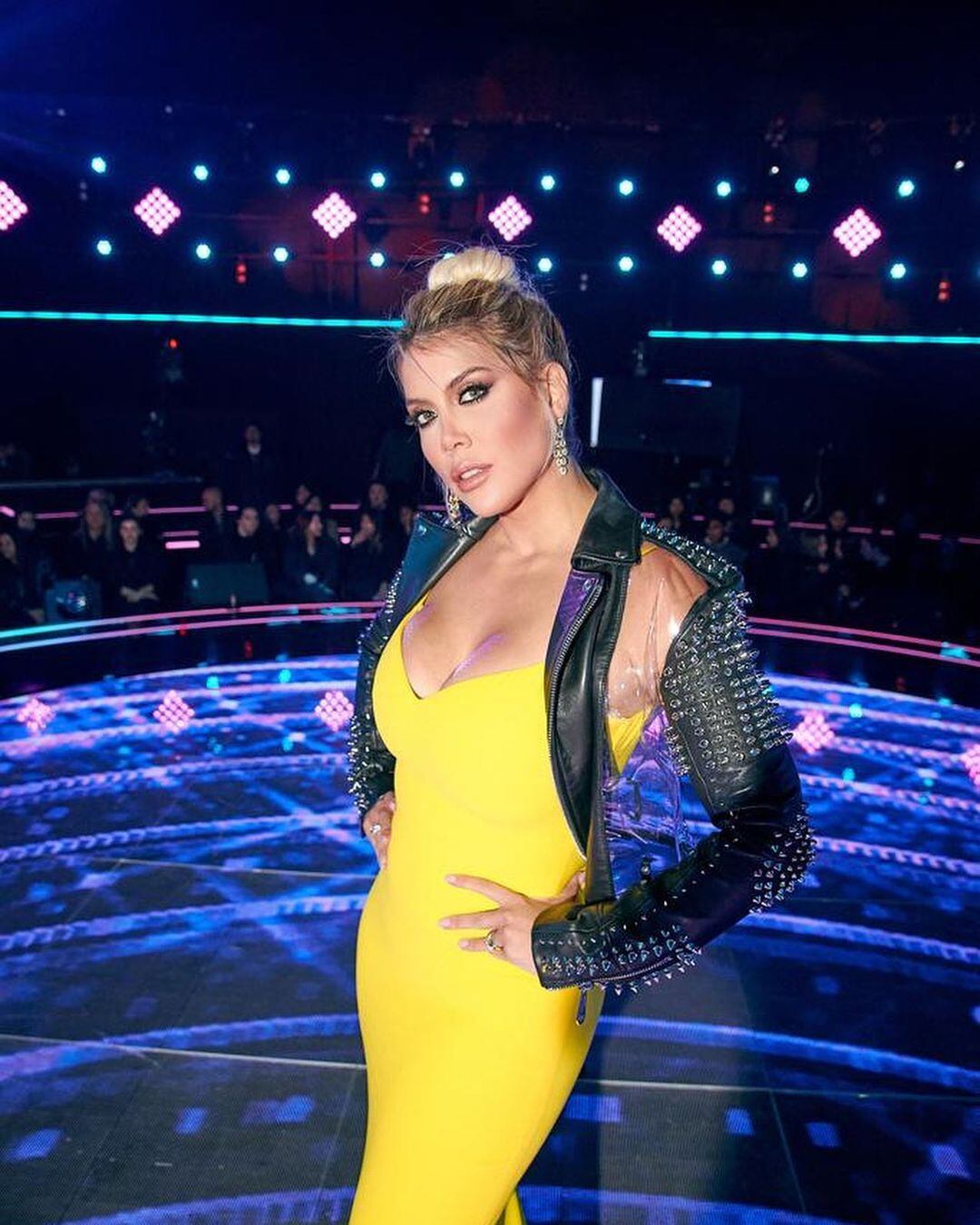 Con un vestido al cuerpo y tachas, Wanda Nara demostró porqué el amarillo es su mejor color.