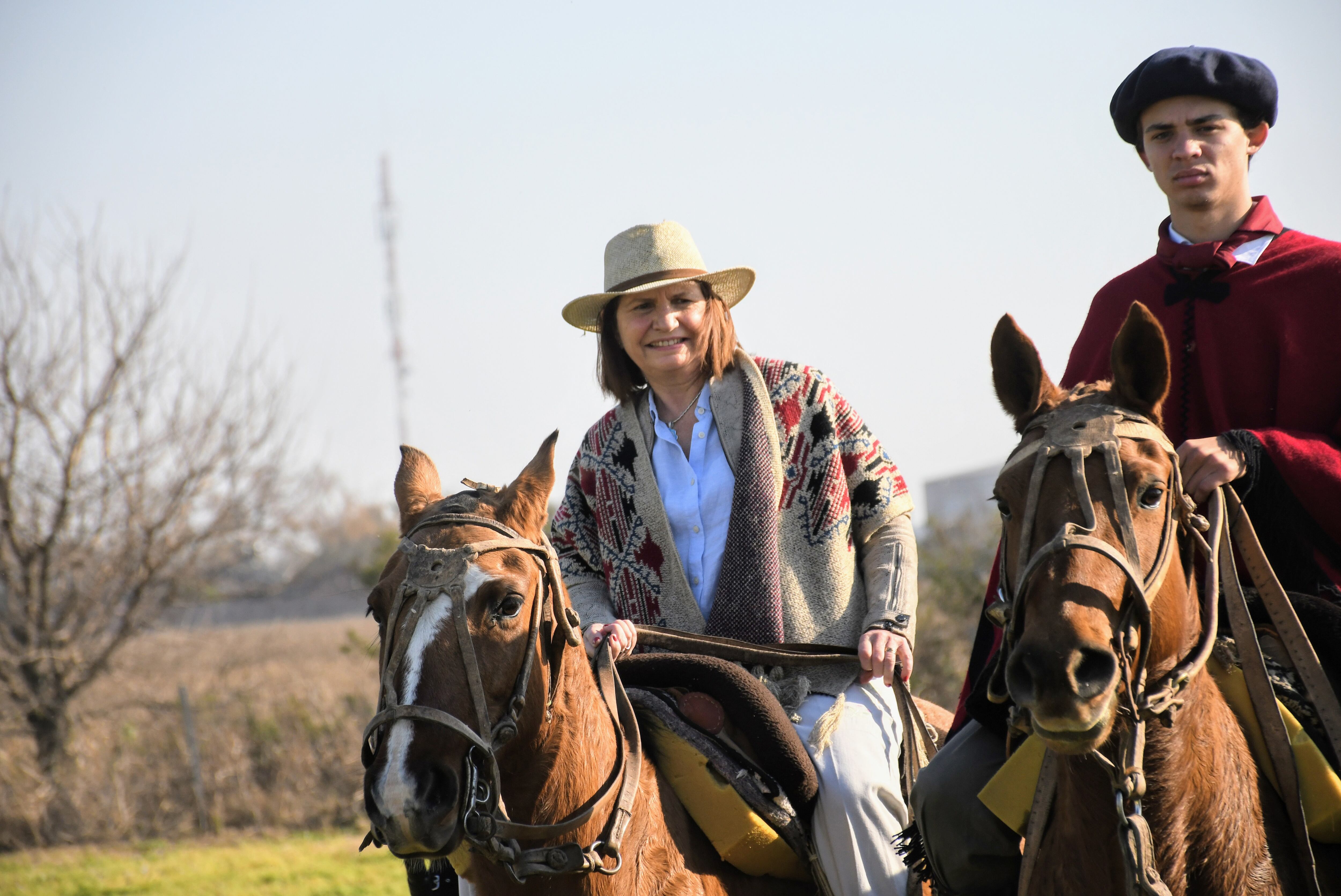 A caballo. Así llegó Patricia Bullrich a la protesta del campo en San Nicolás (Gentileza Clarín).