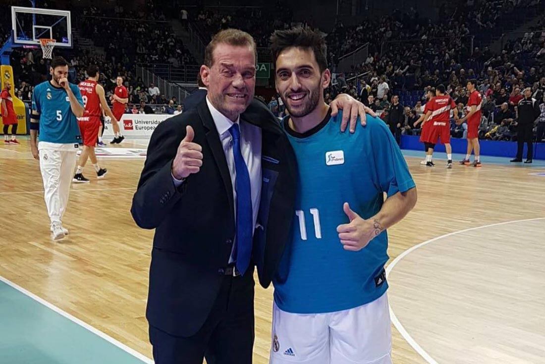 Facundo Campazzo, el capitán de la Selección, junto a Néstor García en Obras Sanitarias en el penúltimo partido. 