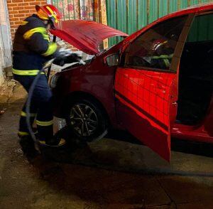 Sofocan principio de incendio en dos vehículos en Oberá.