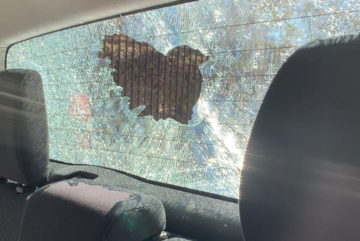 Apedrearon una camioneta 0km de la Patrulla Ambiental de Córdoba
