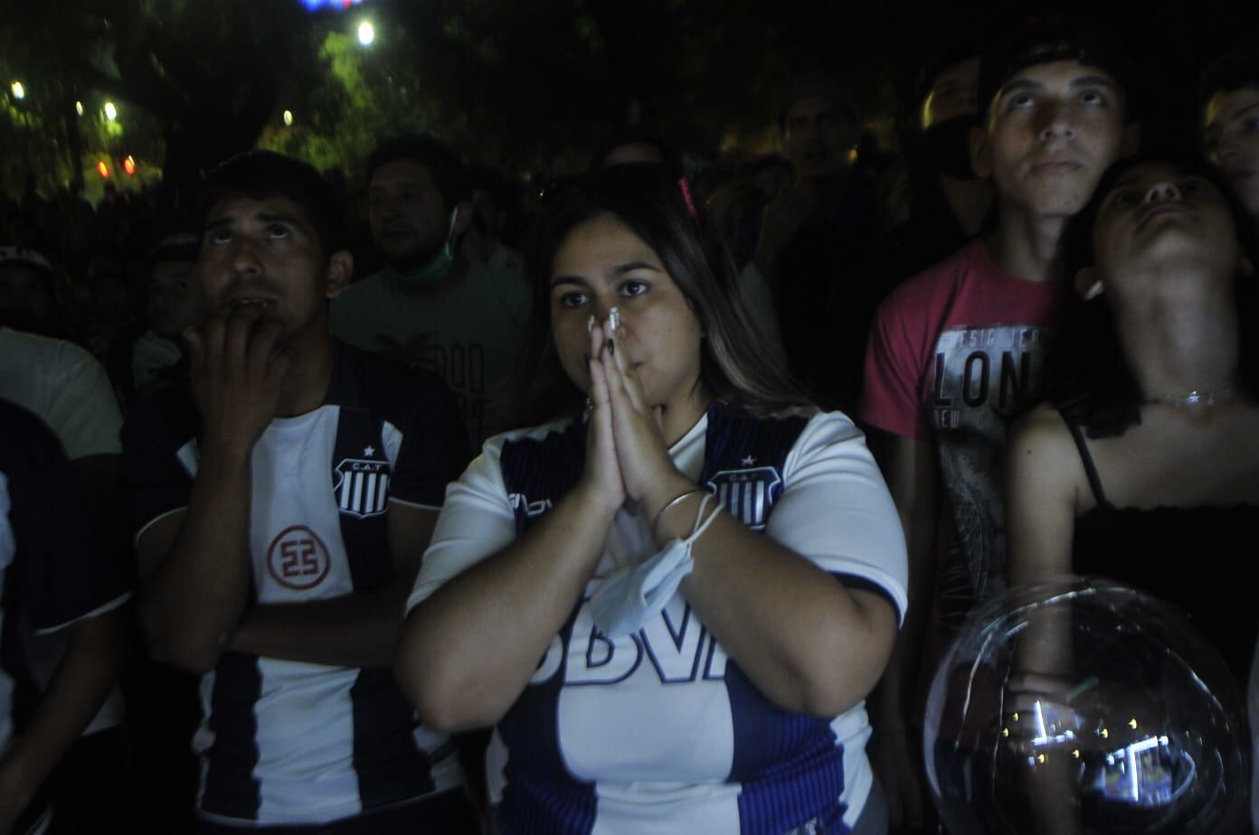 Desazón hinchas de Talleres, tras la final de la Copa Argentina. (Javier Ferreyra)