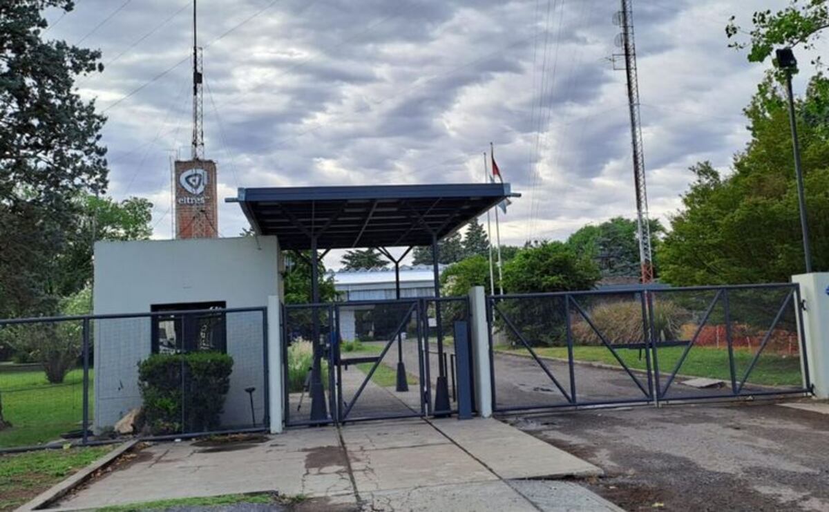 Balearon el frente de las instalaciones de Televisión Litoral y dejaron un mensaje: “Vamos a matar a un policía todos los días”