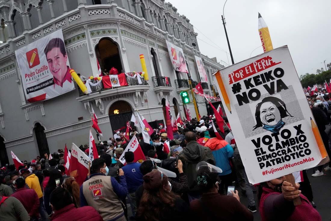 seguidores de Pedro Castillo.
El complejo escenario político que enfrentará el próximo presidente, con 10 fuerzas en el Parlamento. (AP Photo/Martin Mejia)