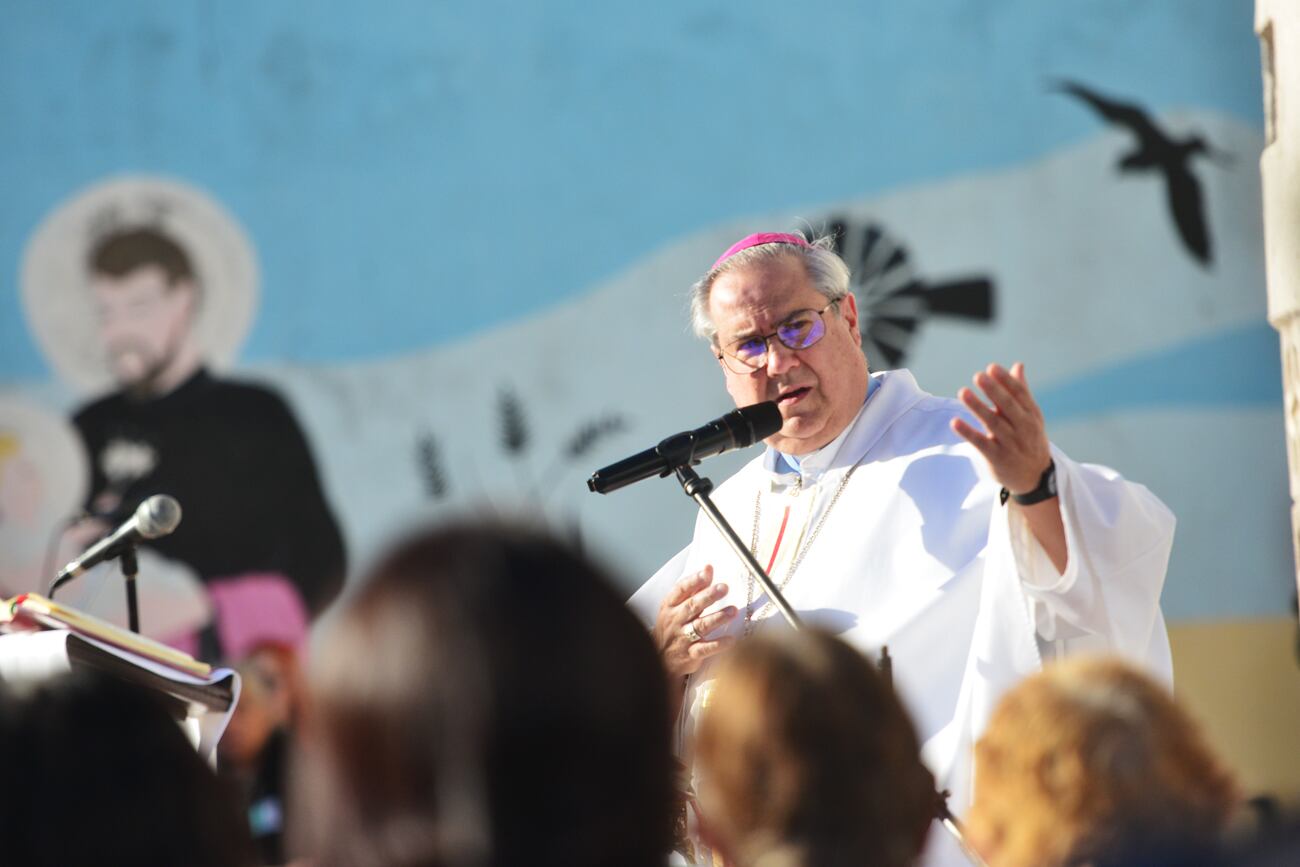 Procesión de San Cayetano por las calles de barrio Altamira con la presencia del Arzobispo Ángel Rossi. Foto Javier Ferreyra