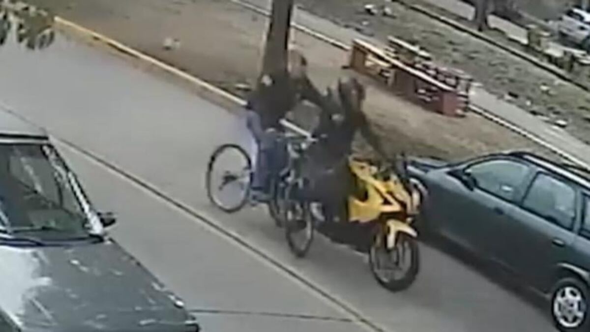 Córdoba: iba a buscar a su hija al colegio en bici, lo chocó una moto y tiene muerte cerebral