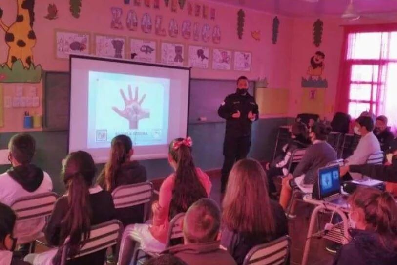 Paraje Dos Hermanas: efectivos policiales brindan charlas sobre bullying y violencia escolar. Foto: Fabián Acosta