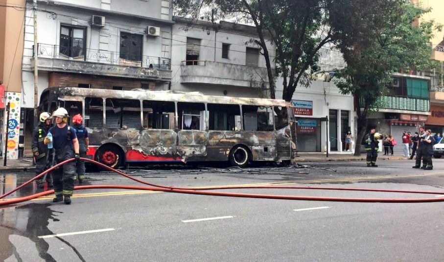 Se incendió un colectivo de la línea 110 en Flores.