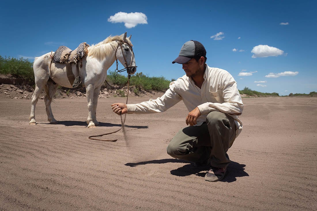 Mendoza 13 de noviembre de 2019  Sociedad
Crisis Hidrica
Hace mas de 8 años que los puestos del Secano de Lavalle no les llega agua de deshielo por el rio Mendoza; esto afecta el desarrollo de la ganaderia. 
Miguel Martinez cruzando el rio Mendoza

Foto: Ignacio Blanco / Los Andes
Crisis Hidrica, Sequia , puestero gaucho chivo desierto