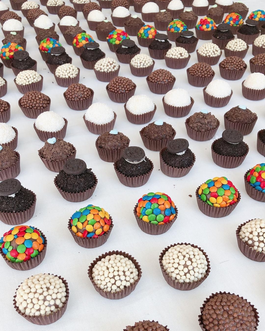 Diferentes variedades de brigadeiros disponibles en Córdoba.