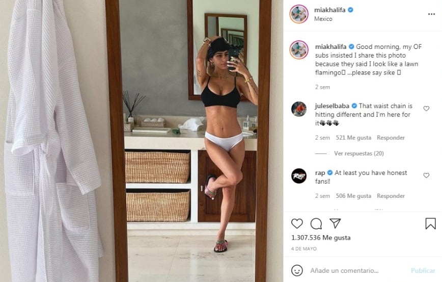 Mia Khalifa posó frente al espejo.