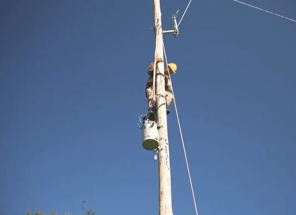 Ejecutan obras de mejoras en el tendido eléctrico en Pozo Azul.