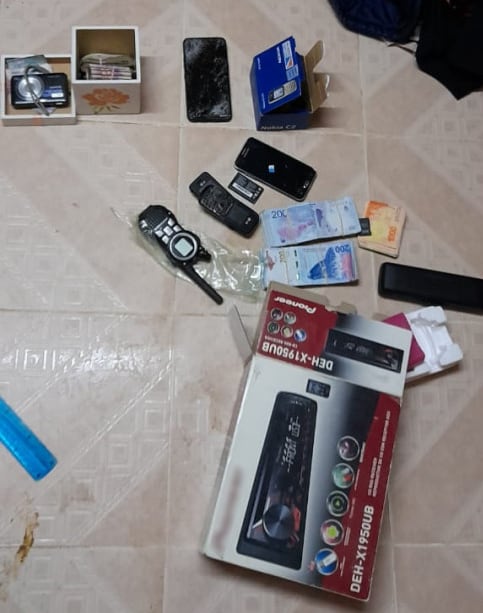 Equipos de comunicación, un visor nocturno y celulares secuestrados, elementos con que operaban los narcotraficantes de la banda argentino-boliviana.