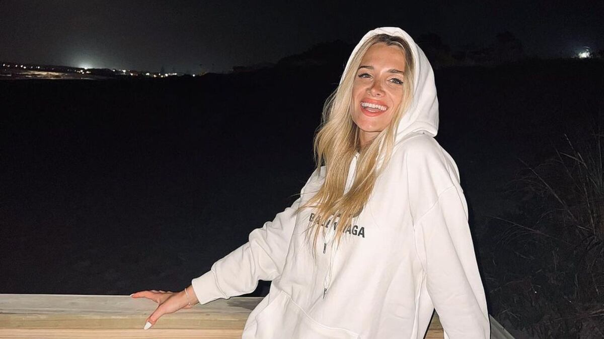 Camila Homs encendió Instagram con una enteriza blanca cavada, gorra y gafas de sol