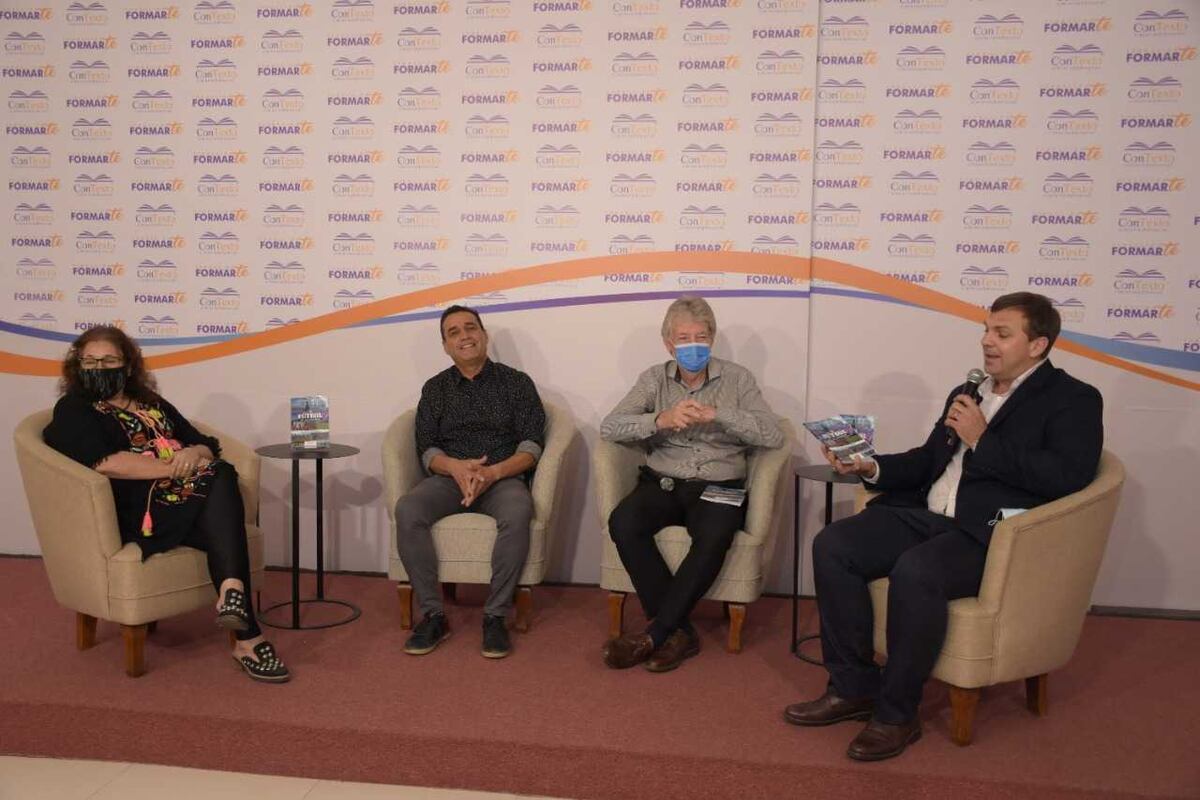 Sager acompañó la presentación del libro “Futbol de mi Barrio, guía del DT Barrial”