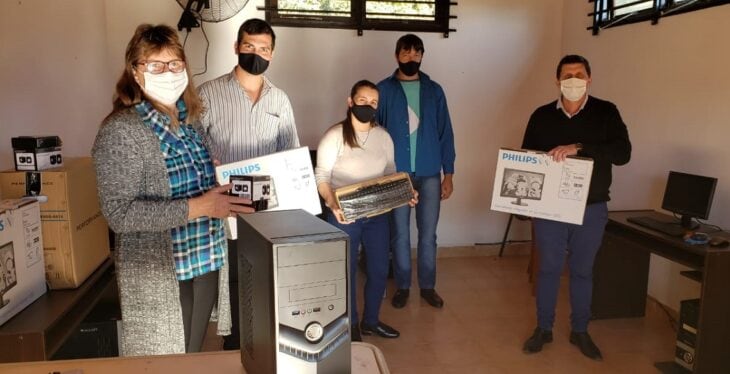 Mojón Grande: entrega de computadoras a biblioteca popular