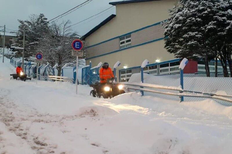 El Municipio colaboró con la limpieza de los accesos a las escuelas provinciales